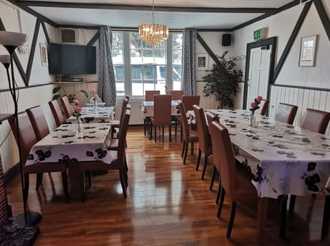 Swan Inn, Heathrow Airport, Dining