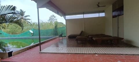 Joye Grand, Exterior