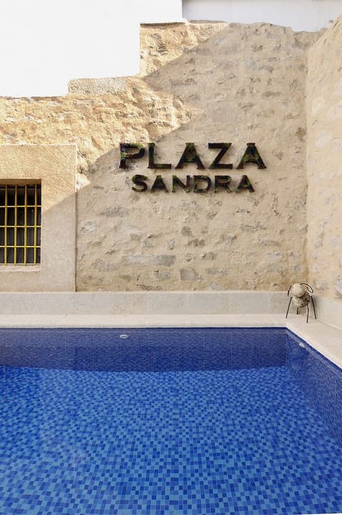 Plaza Sandra, Outdoor pool
