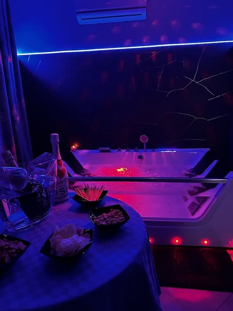 Scilla e Cariddi, Bathroom