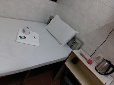 New Yan Yan Guest House, Room