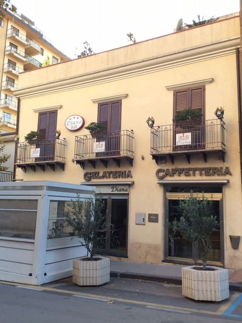 B&B Diana, Front of property