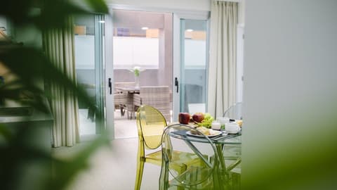 Valentina Beach, Room