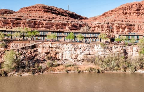 San Juan Inn, Front of property