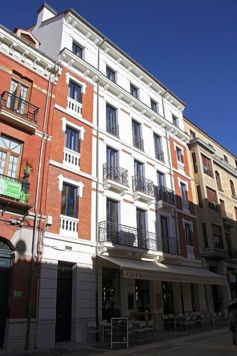 Principia Suites, Front of property