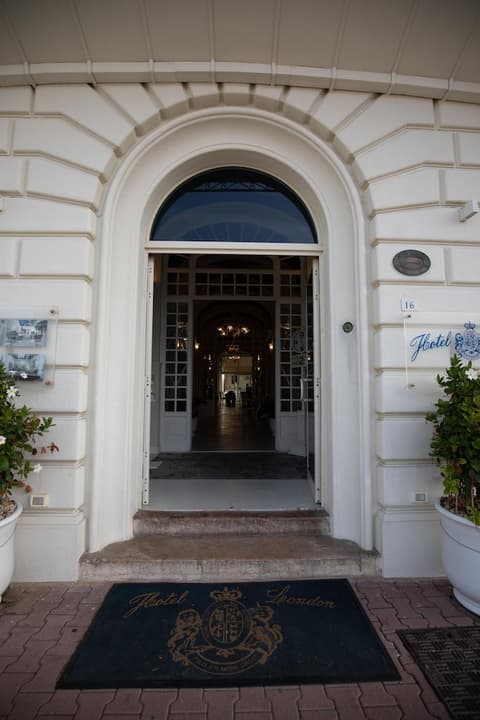 Hotel London, Front of property