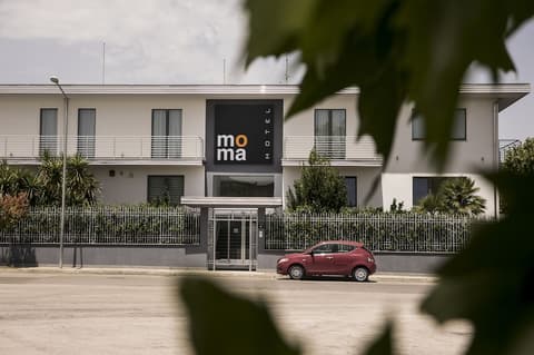 Moma Hotel, Front of property