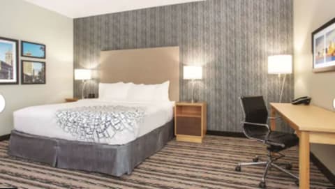 La Quinta Inn & Suites by Wyndham Buffalo Amherst, Room