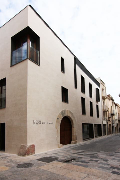 Hotel Raval de la Mar, Front of property