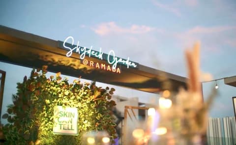 Ramada Encore Makati, Restaurant