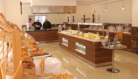 Lacosta Hotel, Restaurant