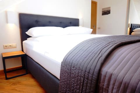 Piano Apartments, Room