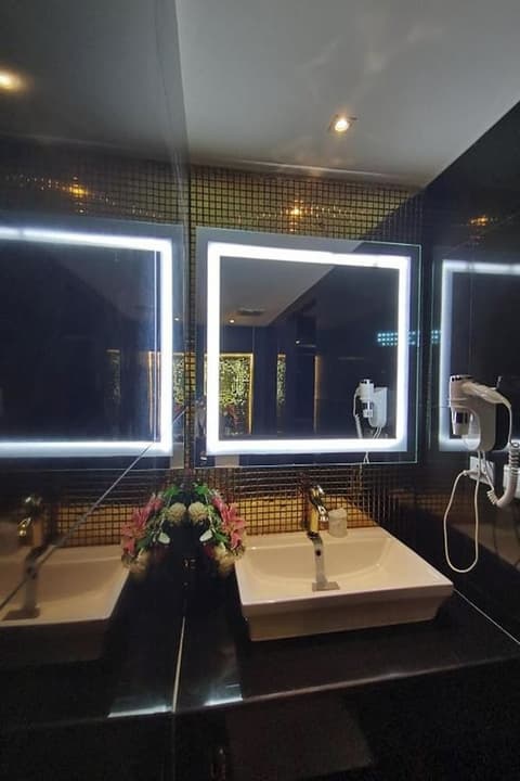 Holatel Hotel Phitsanulok, Room