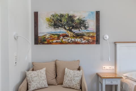 Nikos Verikokos Studios, Room