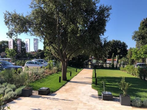 Noemi's rooms, Property grounds