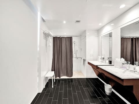 The Fairwind Hotel, Bathroom