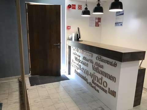 Royal Beach Hostel & Suites, Reception