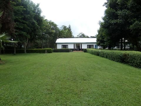 Kasi Tembo Rest House, Property grounds