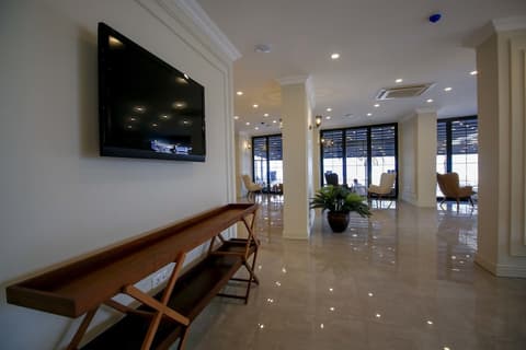 Aurasia Beach Hotel, Reception
