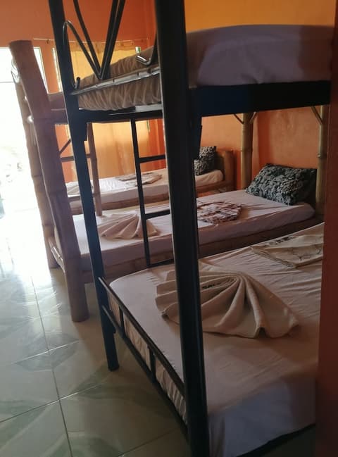 Guanna's Place Room and Resto Bar, Room