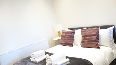 The Close Airport, Room