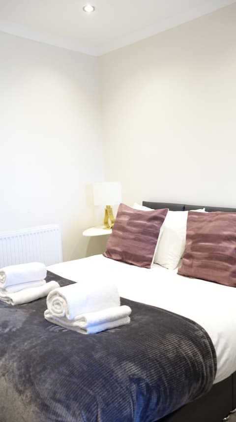 The Close Airport, Room