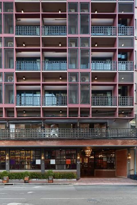 W22 by Burasari, Exterior