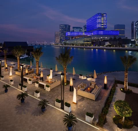 Beach Rotana Residences, Restaurant