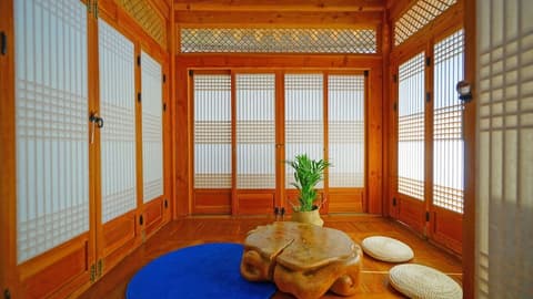 Sarangroo, Living area