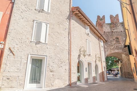 Regia Rosetta, Exterior