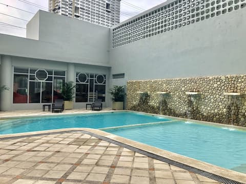 Manila Prince Hotel, Pool