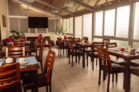 Group House Apart Hotel, Restaurant