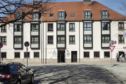 Marias Platzl, Front of property