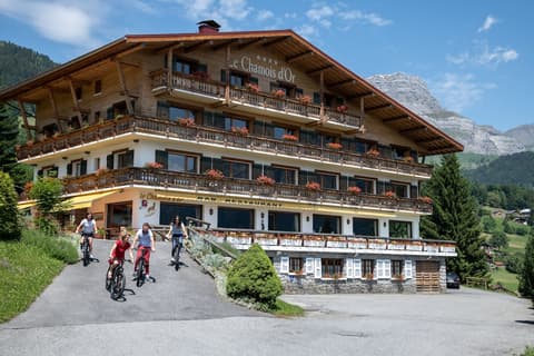 Le Chamois d'Or, Bicycling