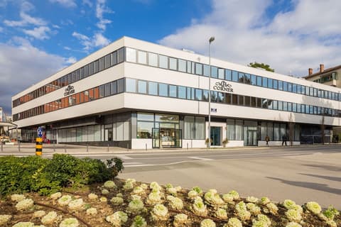 Hotel Corner, Property grounds