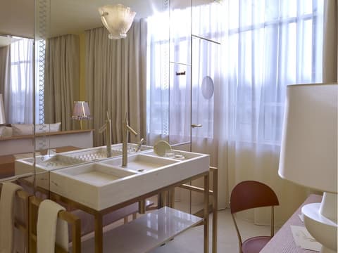 9Confidentiel, Bathroom