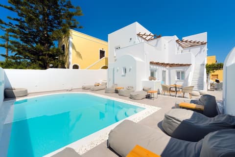 Emerald Collection Suites, Pool