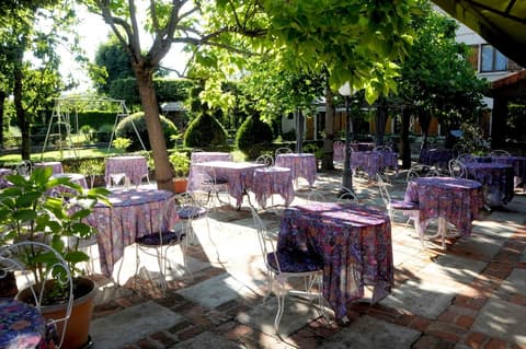 Logis Hôtel le Dahu, Terrace/patio