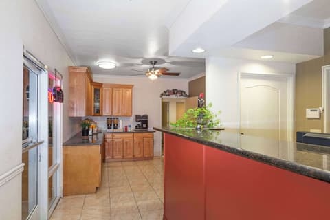 Howard Johnson by Wyndham Bakersfield, Lobby