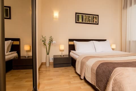 Senator Victory Square, Room