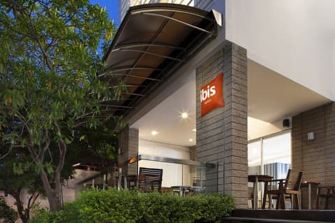 ibis Bangkok Sathorn, Exterior