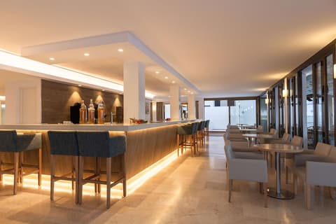 R2 Verónica, Bar (on property)