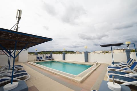 Coral Hotel, Outdoor pool