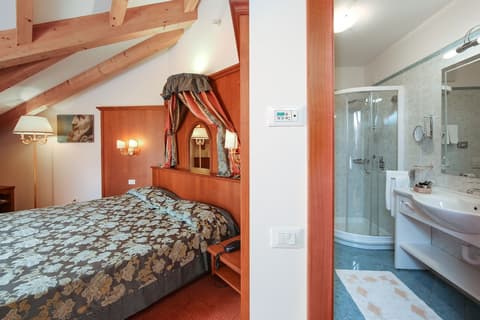 Sartori's Hotel, Room