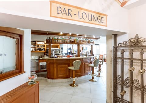 Sartori's Hotel, Bar (on property)