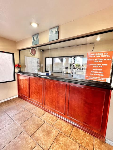 Aqua Inn Motel, Lobby