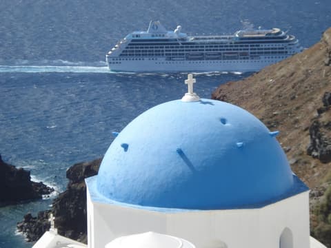 Manos Small World, Interior entrance