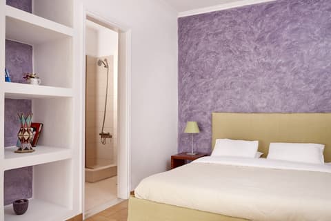 Manos Small World, Room