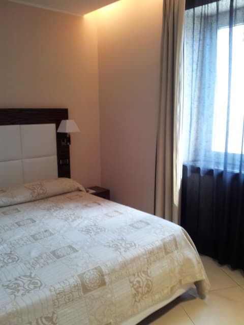 Hotel Excelsior, Room