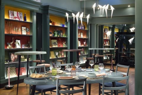 Leon's Place Hotel, Dining